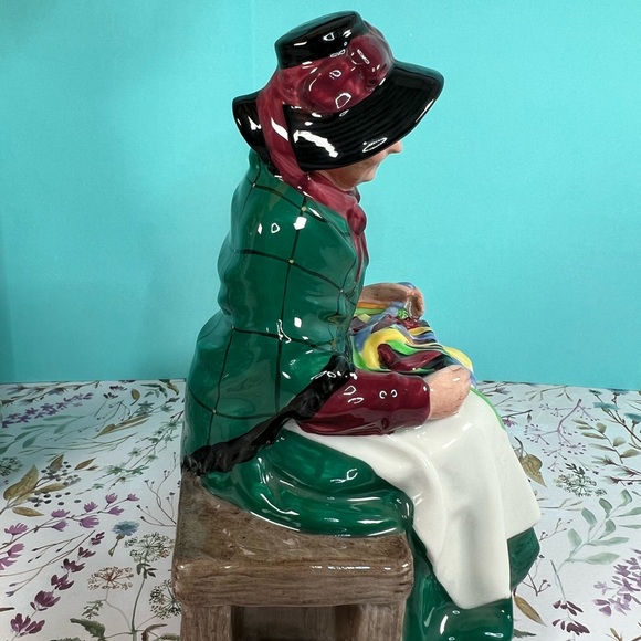 Royal Doulton ''Silk and Ribbons”Signed By Leslie H, Figurine HN2017 England 6”H - Picture 5 of 16